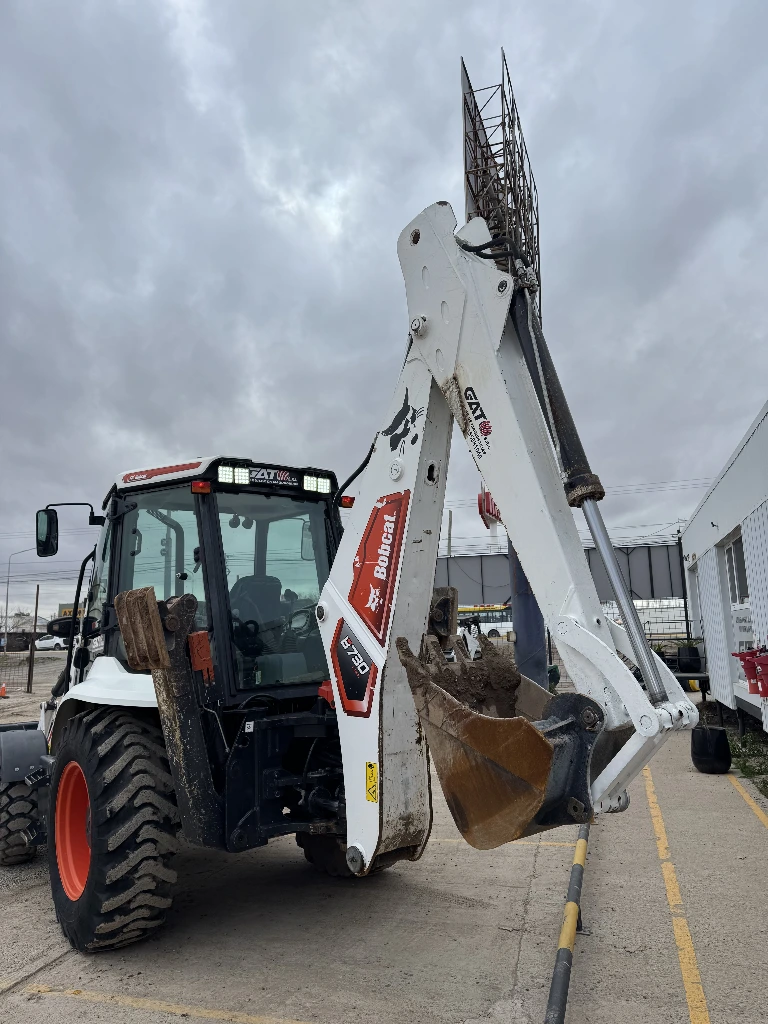 RETROEXCAVADORA BOBCAT 4x4.webp