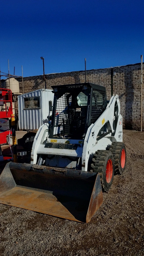 MINICARGADORA EARTHFORCE S18