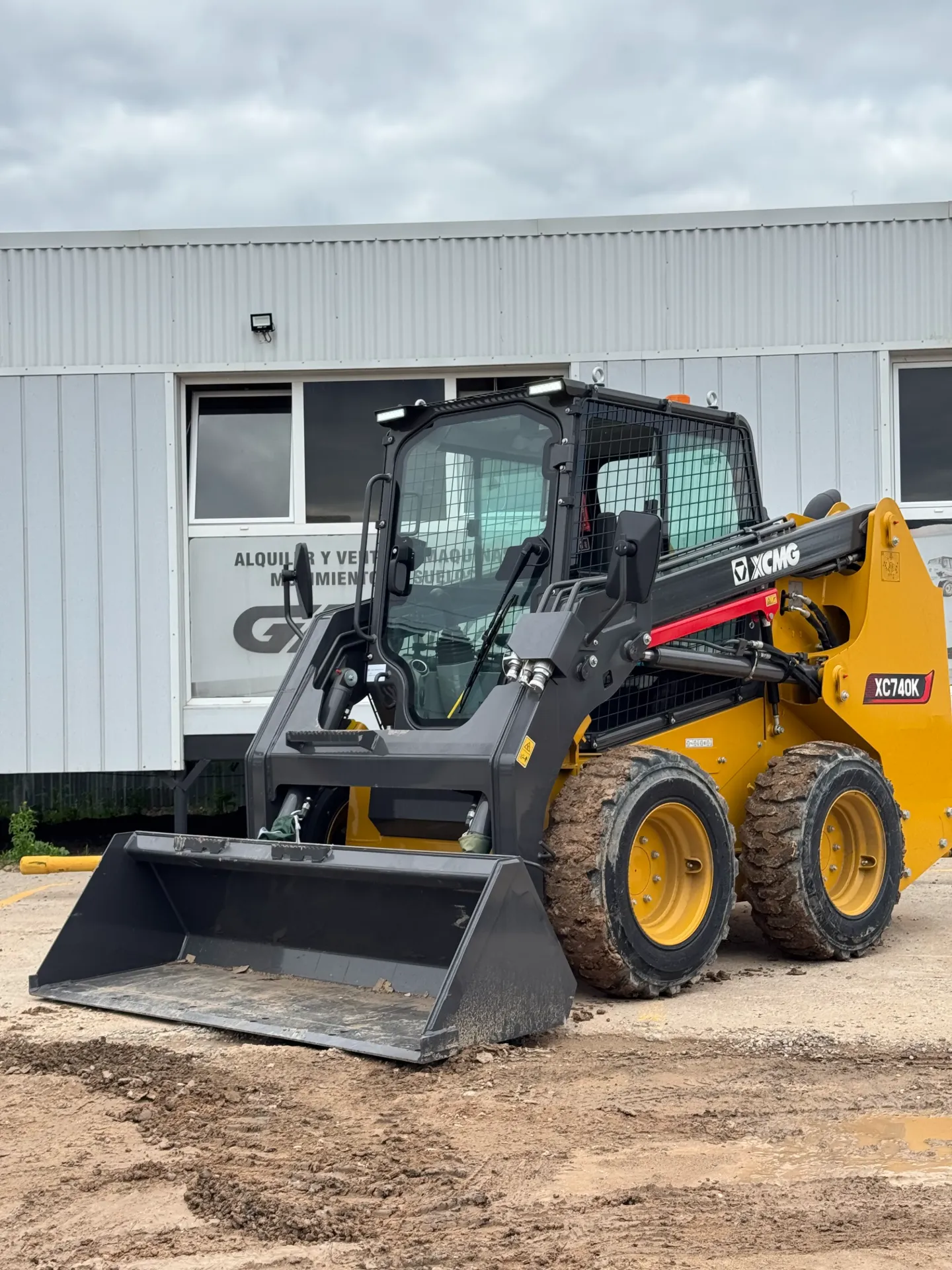 MINICARGADORA XCMG XC740K